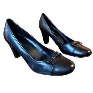 Predictions 3" heels women size 7W  Vietnam made